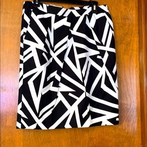 Liz Claiborne black and white size 8 skirt